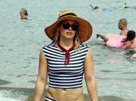 Hilary Duff schowała biust w bikini